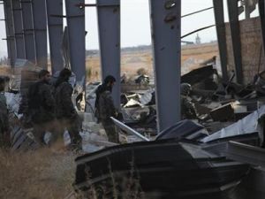 افراد من قوات الاسد داخل القاعدة 80 قرب مطار حلب الدولي عقب السيطرة عليها من ايدي قوات المعارضة
