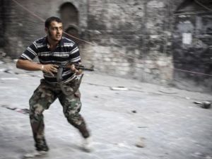 مقاتل من المعارضة في ضاحية باب النصر في حلب