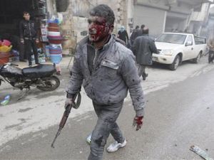 ارشيف/ مقاتل من المعارضة السورية تغطي الدماء وجهه اثر اصابته في غارة على حلب