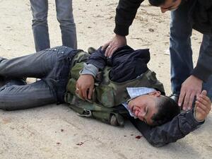 مقاتل من الجيش الحر ينزف بعد اصابته خلال المعارك في منطقة خان القصير في حلب