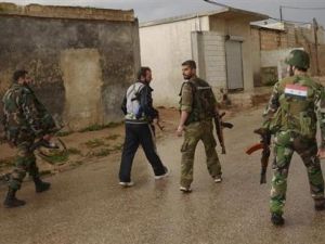 أفراد من القوات الموالية للأسد أثناء ما قالوا انه عملية لطرد مقاتلي المعارضة من طريق قرب مطار حلب الدولي
