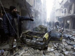 سكان منطقة تعرضت لقصف جوي في حلب
