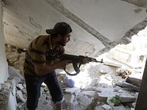 مقاتل من الجيش السوري الحر في حي صلاح الدين في حلب