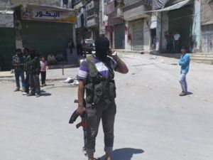 مقاتل ملثم من المعارضة في حلب