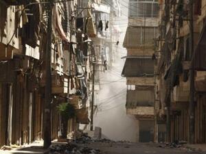 دخان يتصاعد بعد قصف من القوات الحكومية لحي صلاح الدين في حلب