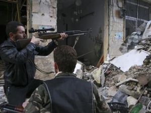 احد عناصر الجيش السوري الحر المعارض يصوب سلاحه اثناء اشتباكات مع القوات النظامية
