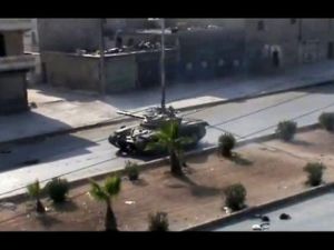 دبابة للجيش النظامي في احد شوارع حلب