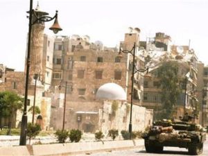 دبابة تابعة للقوات الحكومية السورية في أحد شوارع وسط حلب 