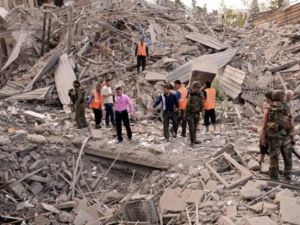 عمال انقاذ في موقع احد التفجيرات في حلب