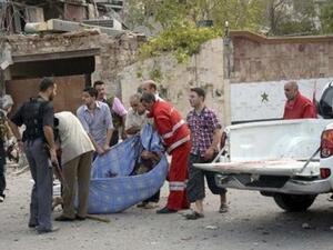 عمال انقاذ يخلون ضحايا من موقع الانفجارات في حلب