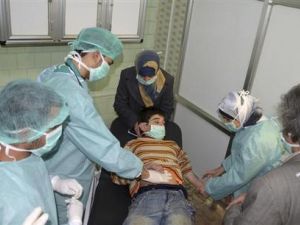 صبي تأثر بما تقول الحكومة السورية انه هجوم بأسلحة كيماوية يعالج في مستشفى بمدينة حلب