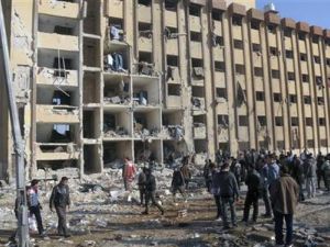 رجال امن ومدنيون في موقع الانفجار في جامعة حلب
