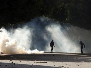 محتجون يواجهون افرادا من الشرطة خلال اشتباكات في الاسكندرية
