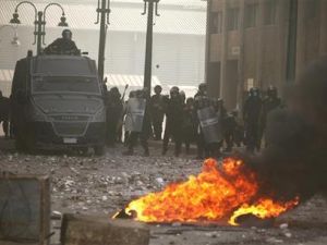 افراد من الشرطة يتبادلون الرشق بالحجارة مع محتجين في الاسكندرية
