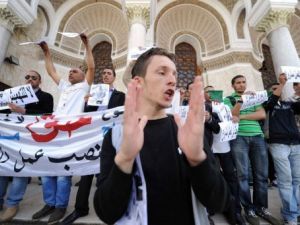 موظفون بعقود مؤقتة يهددون بمقاطعة الانتخابات الجزائرية  موظفون بعقود مؤقتة يهددون بمقاطعة الانتخابات الجزائرية