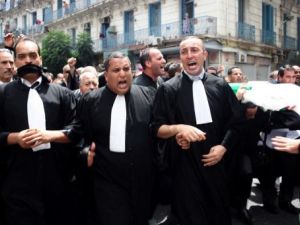عدد من المحامين الجزائرين يحتجون على قانون جديد ينعلق باستقلال مهنتهم
