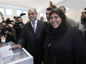 أبو جرة سلطاني يدلي بصوته في الانتخابات البرلمانية الجزائرية وبجواره زوجته
 أبو جرة سلطاني يدلي بصوته في الانتخابات البرلمانية الجزائرية وبجواره زوجته