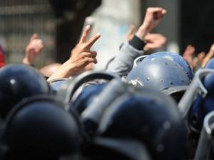 صدامات بين شبان وشرطيين بالجزائر 