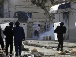شرطة مكافحة الشغب خلال اشتباكات في وسط الجزائر العاصمة
