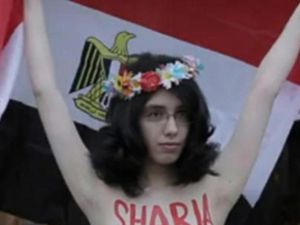 علياء المهدي تحتج عارية بالسويد 