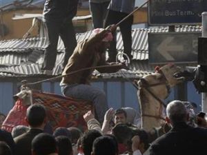 صورة ارشيفية من "موقعة الجمل" بميدان التحرير
