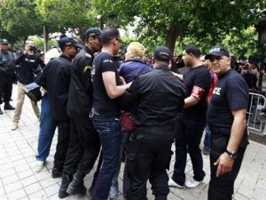 أمينة تايلر (في الوسط) في تونس يوم الاربعاء