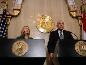 وزير الخارجية المصري محمد كامل عمرو ونظيرته الاميركية هيلاري كلينتون خلال الاعلان عن التوصل لاتفاق وقف النار 