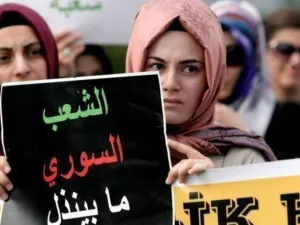 ناشطون يتظاهرون امام السفارة السورية في انقرة 