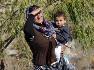 لاجئة سورية تحمل طفلها في وسط انقرة
