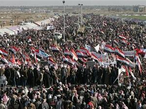 مظاهرات لمسلمين سنة في الرمادي ضد رئيس الوزراء العراقي نوري المالكي
