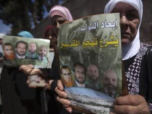 فلسطينيات في تظاهرة للتنديد بقرار اسرائيل ابعاد مقدسيين من حركة حماس 