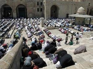 مصلون في باحات الاقصى