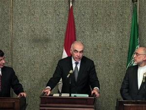 وزير الخارجية المصري محمد كامل عمرو يتوسط نظيريه التركي احمد داود اوغلو (يسارا) والايراني علي اكبر صالحي
