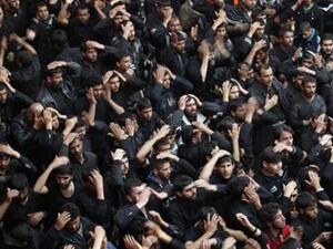 زوار شيعة من العراقيين يحيون ذكرى الأربعين للامام الحسين في كربلاء