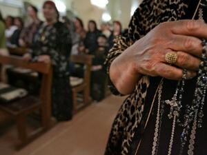 مسيحيون يصلون داخل احدى الكنائس في اربيل بشمال العراق 
