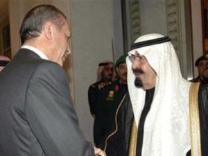 العاهل السعودي الملك عبد الله يستقبل رئيس الوزراء التركي رجب طيب اردوغان في الرياض يوم 19 يناير كانون الثاني 2010.
