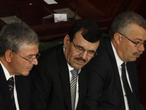  علي العريض (في الوسط)