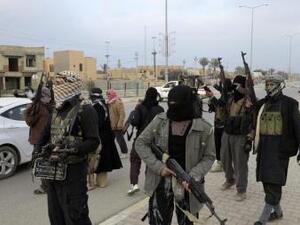 رجال قبائل مسلحون في احد الشوارع بمدينة الرمادي يوم السبت
