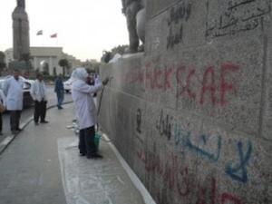 Destroying the evidence of artistic revolt (Photo: Omar El Adl)