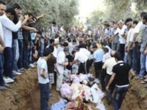 سكان يشاركون في دفن اناس قالوا انهم قتلوا بنيران قوات الاسد في جديدة عرطوز قرب دمشق
