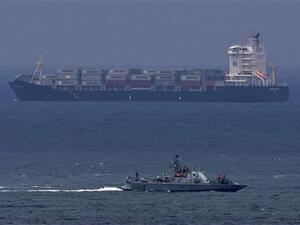 زورق حربي اسرائيلي يقوم بدورية قبالة ميناء أسدود
