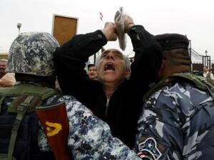 جنود عراقيون يمنعون متظاهرا ايرانيا من لقاء سكان بمخيم اشرف في ديالي شمالي العراق