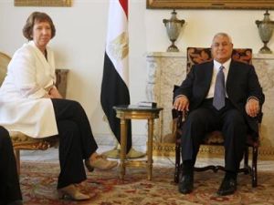 كاثرين أشتون مسؤولة السياسة الخارجية بالاتحاد الاوروبي في اجتماع مع الرئيس المصري المؤقت عدلي منصور بالقاهرة
