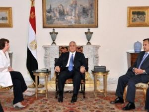 اشتون مع الرئيس المصري المؤقت عدلي منصور (وسط) ووزير الخارجية المصري نبيل فهمي في القاهرة