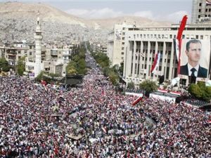 سوريون يتظاهرون في دمشق دعما للرئيس بشار الاسد يوم الاربعاء
