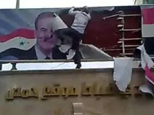 الدبابات تقصف تلكخ