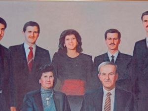 بشرى خلف والديها وتتوسط اخوتها باسل وماهر وبشار ومجد