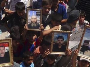 متظاهرون يحملون صورا لاشخاص يقولون انهم قتلوا على يد القوات الموالية للرئيس السوري بشار الاسد في سرمين قرب ادلب
