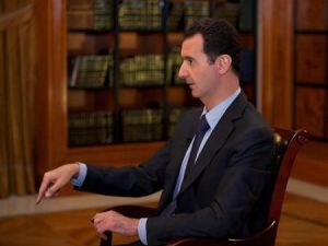 الرئيس السوري بشار الاسد يتحدث خلال مقابلة مع قناة الميادين العربية يوم الاثنين
