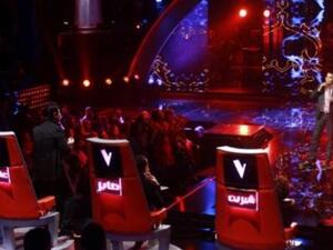 Finalist Murad Buriqi gets Assi on his feet (Photo: The Voice)